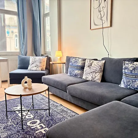 High Ceiling Cozy With 3 Bedroom Beyoglu