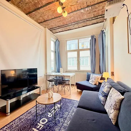 High Ceiling Cozy With 3 Bedroom Beyoglu