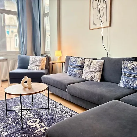 High Ceiling Cozy With 3 Bedroom Beyoglu Apartment