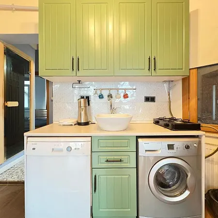 High Ceiling Cozy With 3 Bedroom Beyoglu *