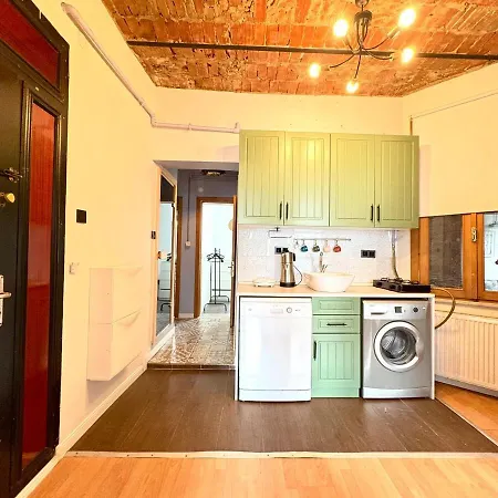 Apartment High Ceiling Cozy With 3 Bedroom Beyoglu