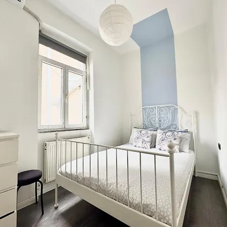High Ceiling Cozy With 3 Bedroom Beyoglu Istanbul