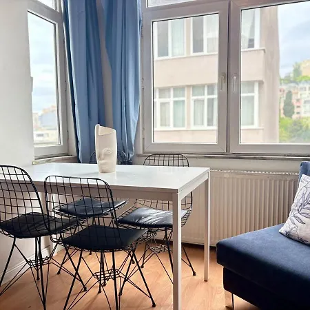 High Ceiling Cozy With 3 Bedroom Beyoglu Apartment *